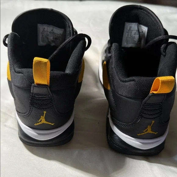 Nike Air Jordan Kids High Top Black, White and Gold Accents Big Boy 4Y - Picture 4 of 7